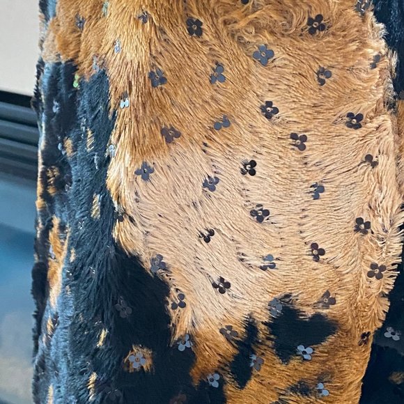 Carter & Teri faux pony Shibori with black clover shaped sequins - Picture 5 of 7